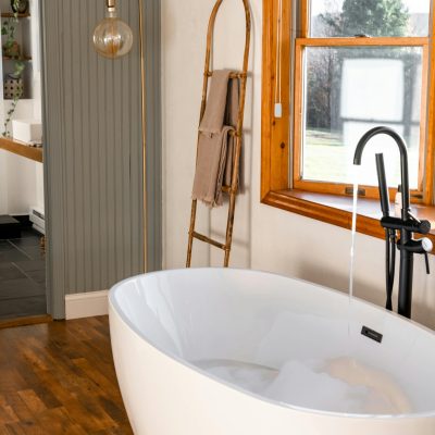 Vrijstaand Bad – Warm Hout & Minimalistisch Design